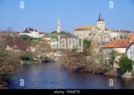 Die romanische Pfarrkirche von Notre Dame, Eglise Notre Dame, hoch auf den Felsen über dem Fluss Gartempe & die stadt Montmorillon Stockfoto