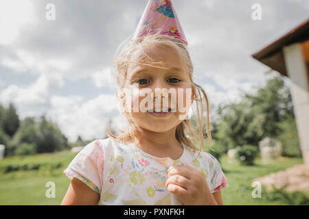 Portrait von lächelnden Mädchen tragen Papiermembran Stockfoto