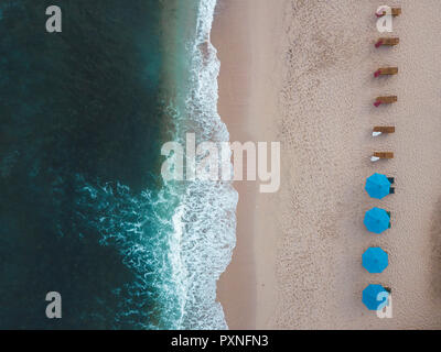 Indonesien, Bali, Luftaufnahme von Balangan Beach, Leere Liegestühle Stockfoto