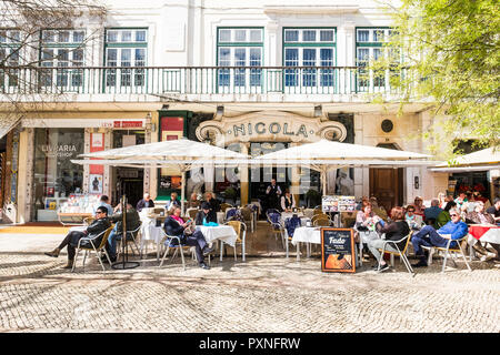 Menschen im Cafe in der Rossio Platz, Lissabon, Portugal sitzen Stockfoto