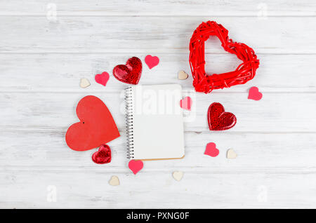 Leer Notebook mit vielen Herzen auf hölzernen Tisch. Ansicht von oben. Das Konzept der Tag Liebe und Valentinstag Stockfoto