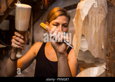 Bildhauerin schnitzen Holz- Abbildung Stockfoto