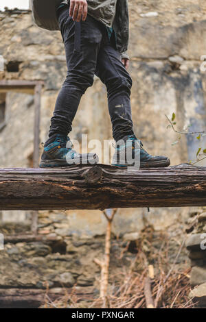 Man Balancieren auf Totholz, Teilansicht Stockfoto