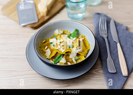 Ravioli vegan mit Salbei, Pinienkernen und Grana Käse Stockfoto