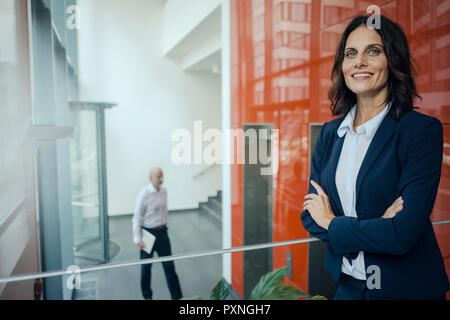 Porträt einer erfolgreichen Geschäftsfrau, mit verschränkten Armen Stockfoto