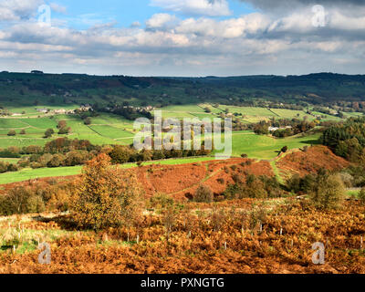 Blick über Nidderdale im Herbst von Guise Felsen in der Nähe Pateley Bridge North Yorkshire England Stockfoto