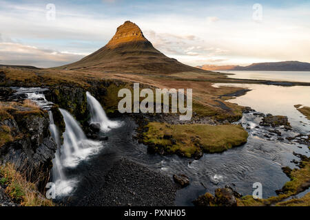 GrundarfjÃ¶rÃ°ur, Island - Die Kirkjufellsfoss genannt für den Berg es sitzt unter dem Berg Kirkjufell ist einer der am meisten fotografierten Wasserfällen in allen o Stockfoto