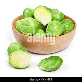 Köstliche Rosenkohl in eine hölzerne Schüssel. Brussel Sprout, auf weißem Hintergrund. Stockfoto