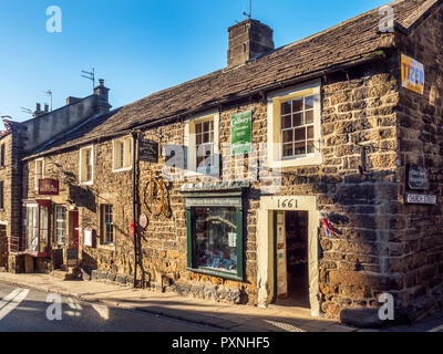 Tea Room und Älteste Sweet Shop in England auf der High Street in Pateley Bridge North Yorkshire England Stockfoto