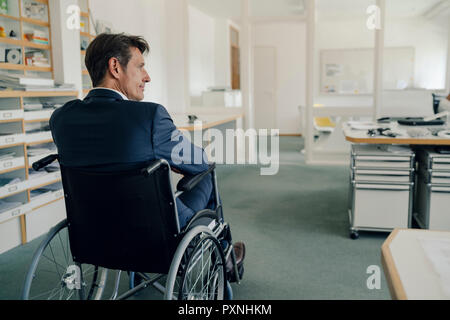 Behinderte Unternehmer Sitzen im Rollstuhl Stockfoto