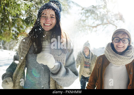 Portrait von drei jungen Menschen in Richtung Kamera, während Sie zu Fuß in der schönen Winter Forest im Sonnenlicht Stockfoto