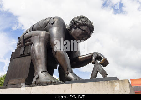 Eine Skulptur namens Newton von Eduardo Paolozzi im Innenhof der British Library in London Stockfoto