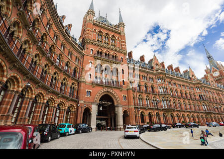 Fassade der St. Pancras Renaissance Hotel, Eingang, geparkte Fahrzeuge und Personen, London UK Stockfoto