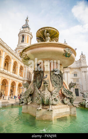 Brunnen neben Loreto Basilica della Santa Casa in sonniger Tag, Italien Stockfoto