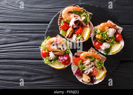 Meeresfrüchte cocktail Gekochte Garnelen, Tintenfische, Muscheln, Tintenfisch und Muscheln Jakobsmuscheln in close-up auf dem Tisch. horizontal oben Ansicht von oben Stockfoto