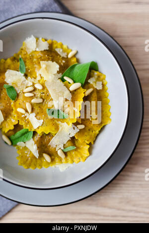 Ravioli vegan mit Salbei, Pinienkernen und Grana Käse Stockfoto