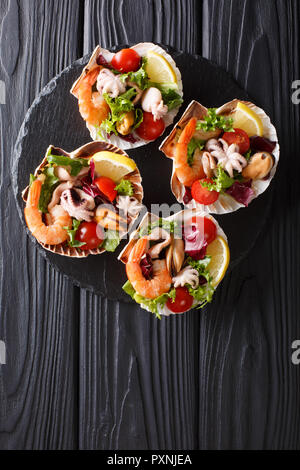 Meeresfrüchte cocktail Gekochte Garnelen, Tintenfische, Muscheln, Tintenfisch und Muscheln Jakobsmuscheln in close-up auf den Tisch. Vertikal oben Ansicht von oben Stockfoto