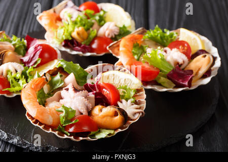 Meeresfrüchte cocktail Gekochte Garnelen, Tintenfische, Muscheln, Tintenfisch und Muscheln Jakobsmuscheln in close-up auf dem Tisch. Horizontale Stockfoto