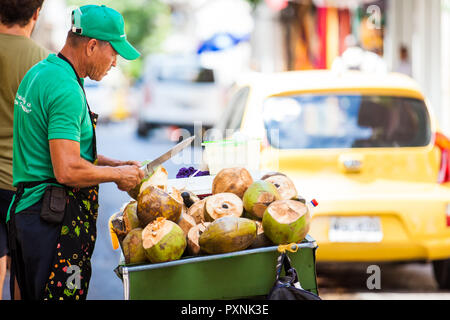 Straße Verkauf von Kokosnuss Wasser, das in der ummauerten Stadt Cartagena de Indias Stockfoto