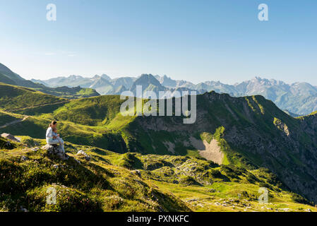 Deutschland, Bayern, Oberstdorf, Mutter und Tochter auf einer Wanderung in den Bergen eine Pause in Aussicht Stockfoto