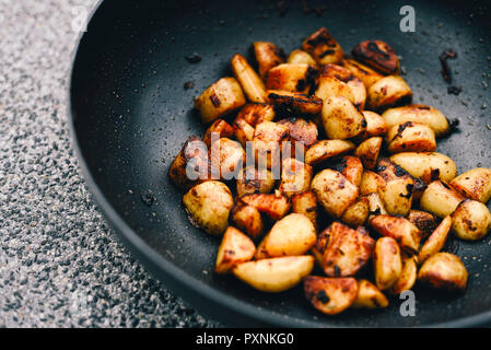Bratkartoffeln mit geräucherter Paprika in Pan Stockfoto