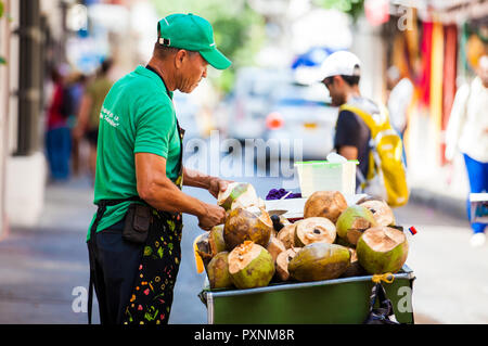 Straße Verkauf von Kokosnuss Wasser, das in der ummauerten Stadt Cartagena de Indias Stockfoto