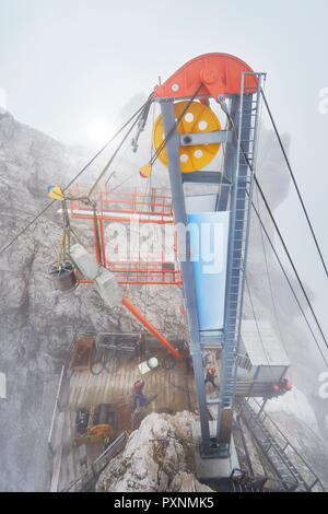 Deutschland, Bayern, Garmisch-Partenkirchen, Zugspitze, Installateure mit Seilzug auf waren Kabel Stockfoto