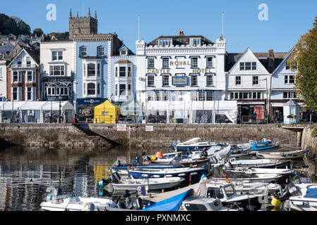 Das königliche Schloss Hotel mit Blick auf den Yachthafen an der Dartmouth, Devon, Großbritannien Stockfoto