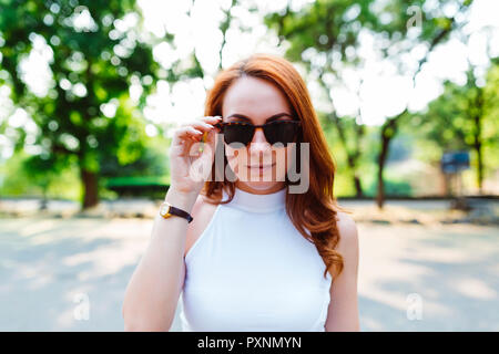 Porträt der rothaarigen Frau Sonnenbrille tragen Stockfoto