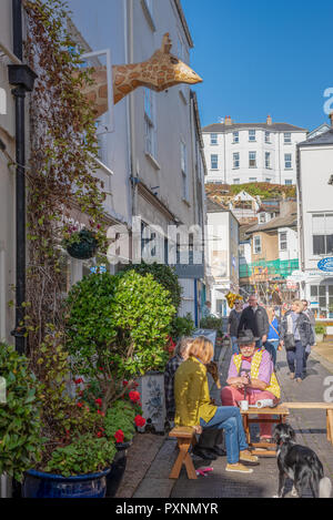 Kaffee Zeit auf einer Straße in Dartmouth, Devon, durch eine Giraffe übersehen Stockfoto