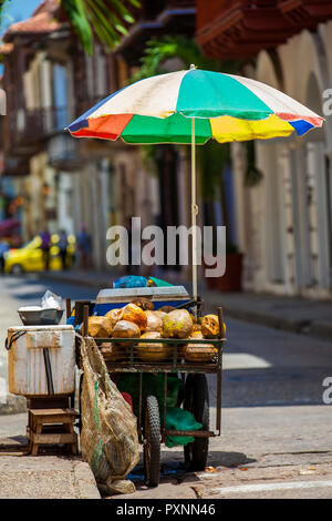Straße Verkauf von Kokosnuss Wasser, das in der ummauerten Stadt Cartagena de Indias Stockfoto