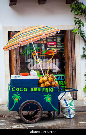 Straße Verkauf von Kokosnuss Wasser, das in der ummauerten Stadt Cartagena de Indias Stockfoto
