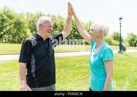 Senior Paar, dass im Park High Five tun Stockfoto