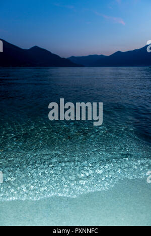 Alpine Lago Maggiore mit Berg in Ascona, Schweiz. Stockfoto