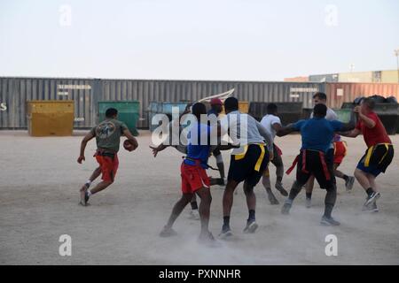 5 DUQM, Oman (13. Juni 2017) Matrosen zu den Amphibischen dock Landung Schiff USS Carter Hall (LSD 50) und Marines auf den 24 Marine Expeditionary Unit zugewiesen, die in einem Captain cup Flag football Spiel während einer port Besuch teilnehmen. Carter Hall, Teil der Bataan amphibischen bereit, Gruppe, ist in die USA 5 Flotte Bereich für Maßnahmen zur Erhöhung der Sicherheit im Seeverkehr im Einsatz Verbündeten und Partnern zu beruhigen, und der Freiheit der Schiffahrt und des freien Handels in der Region erhalten. Stockfoto