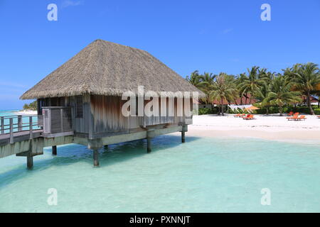 Der Bungalow über dem Wasser auf den Malediven Stockfoto