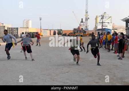 8 DUQM, Oman (13. Juni 2017) Matrosen zu den Amphibischen dock Landung Schiff USS Carter Hall (LSD 50) und Marines auf den 24 Marine Expeditionary Unit zugewiesen, die in einem Captain cup Flag football Spiel während einer port Besuch teilnehmen. Carter Hall, Teil der Bataan amphibischen bereit, Gruppe, ist in die USA 5 Flotte Bereich für Maßnahmen zur Erhöhung der Sicherheit im Seeverkehr im Einsatz Verbündeten und Partnern zu beruhigen, und der Freiheit der Schiffahrt und des freien Handels in der Region erhalten. Stockfoto