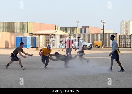 4 DUQM, Oman (13. Juni 2017) Matrosen zu den Amphibischen dock Landung Schiff USS Carter Hall (LSD 50) und Marines auf den 24 Marine Expeditionary Unit zugewiesen, die in einem Captain cup Flag football Spiel während einer port Besuch teilnehmen. Carter Hall, Teil der Bataan amphibischen bereit, Gruppe, ist in die USA 5 Flotte Bereich für Maßnahmen zur Erhöhung der Sicherheit im Seeverkehr im Einsatz Verbündeten und Partnern zu beruhigen, und der Freiheit der Schiffahrt und des freien Handels in der Region erhalten. Stockfoto