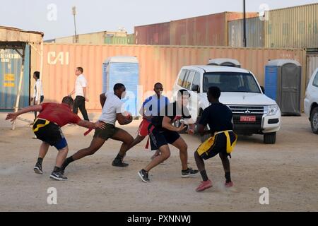 7 DUQM, Oman (13. Juni 2017) Matrosen zu den Amphibischen dock Landung Schiff USS Carter Hall (LSD 50) und Marines auf den 24 Marine Expeditionary Unit zugewiesen, die in einem Captain cup Flag football Spiel während einer port Besuch teilnehmen. Carter Hall, Teil der Bataan amphibischen bereit, Gruppe, ist in die USA 5 Flotte Bereich für Maßnahmen zur Erhöhung der Sicherheit im Seeverkehr im Einsatz Verbündeten und Partnern zu beruhigen, und der Freiheit der Schiffahrt und des freien Handels in der Region erhalten. Stockfoto