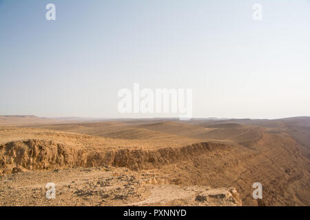 Panoramablick über die beeindruckende Makhtesh Ramon Krater in der Nähe Mitzpe Ramon in der Wüste Negev in Israel. Stockfoto