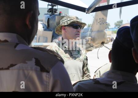 Us-Armee Kapitän Christopher Stephens, ein Flug Chirurg aus der 449th Aviation Support Bataillons, Schriftsatz Mitglieder der irakischen Sicherheitskräfte auf die praktische Übung Teil des irakischen Flug Medic Kurs im Camp Taji, Irak, 8. Juni 2017. Der Kurs behandelt grundlegende Unfall Pflege und zusätzlichen Flug-fokussierte Anweisung in Höhe der Physiologie und der Sicherheit von Flugzeugen. Die Schulung ist Teil des gesamten Combined Joint Task Force - inhärenten Building Partner Kapazität mission lösen, indem sie die Ausbildung und die Verbesserung der Fähigkeit der zusammengeschlossen, um Kräfte, die ISIS. CJTF-OIR ist der globale Coaliti Stockfoto