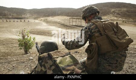 Cpl. Seth Carney, ein rifleman mit speziellen Zweck Marine Air-Ground Task Force - Krisenmanagement - Afrika, Trainer der Soldat mit der Senegalesischen 5 Kontingent in Mali durch einen unbekannten Abstand range Kurs des Feuers während einer friedenserhaltenden Mission Operations Training bei Thies, Senegal, 9. Juni 2017. Marinesoldaten und Matrosen mit SPMAGTF-CR-AF als Ausbilder serviert und der Ausbildung zur Verbesserung der Fähigkeiten der Soldaten erfolgreich zur Unterstützung der Vereinten Nationen für Friedensmissionen im Kontinent bereitstellen. Stockfoto