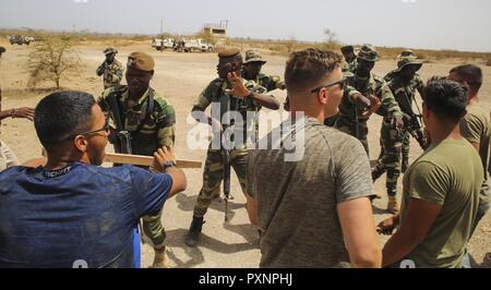 Us-Marines mit speziellen Zweck Marine Air-Ground Task Force - Krisenmanagement - Afrika fungieren als Rollenspieler während der letzten Ausübung einer friedenserhaltenden Mission Operations Training bei Thies, Senegal, 13. Juni 2017. Marinesoldaten und Matrosen mit SPMAGTF-CR-AF als Ausbilder serviert und der Ausbildung zur Verbesserung der Fähigkeiten der Soldaten erfolgreich zur Unterstützung der Vereinten Nationen für Friedensmissionen im Kontinent bereitstellen. Stockfoto