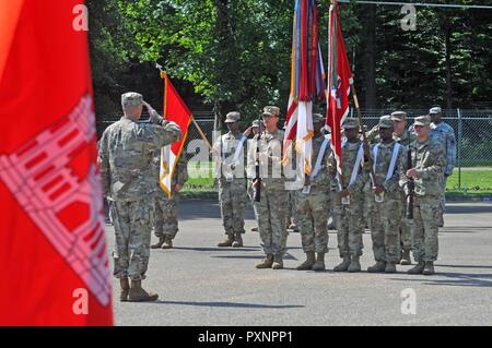 U.S. Army Reserve Oberst Wyatt Lowery, Stabschef, 412 Theater Ingenieur Befehl in Vicksburg, Fräulein, präsentiert Arme, als er die Rolle des Kommandanten der Truppen bei einem Wechsel der Verantwortung und Ruhestand Zeremonie an der George A. Morris Armee finden in Vicksburg, Fräulein, 10. Juni 2017 übernimmt. Stockfoto