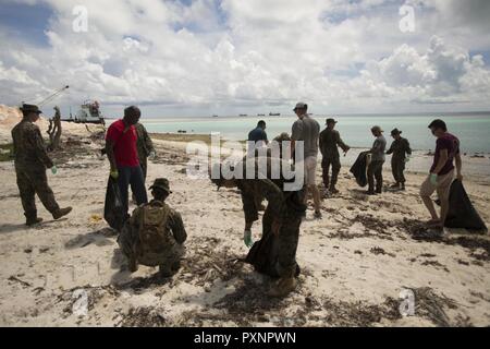 BETIO INSEL, ATOLL TARAWA, KIRIBATI - Marinesoldaten und Matrosen mit Task Force Koa Moana 17 und Military Sealift Command Crewmitglieder der USNS SACAGAWEA Abholung Papierkorb während einer beach cleanup, 14. Juni 2017, auf Betio Insel, Atoll Tarawa, Kiribati. Die Bereinigung erfolgte auf zwei Tarawa Schlacht Stätten, darunter Teile der originalen Landestellen. Stockfoto