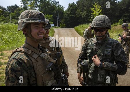 Us-Marines und Matrosen nach Indien Unternehmen zugewiesen sind, 3.BATAILLON, 8 Marine Regiment, freuen uns auf die 3. Marine Division eingesetzt, als Teil der Einheit bereitgestelltes Programm und der Republik Korea (ROK) Marines teilen militärische Operationen auf städtischen Gelände (mout) training Taktik im Bereich Schulungen Schafe Sieben, Südkorea, 15. Juni 2017. Usa und ROK Marine leiten die Koreanische Marine Austauschprogramm 17-11, um die Interoperabilität zu erhöhen und die kombinierten Funktionen von der ROK und US Marine Corps forces. Stockfoto