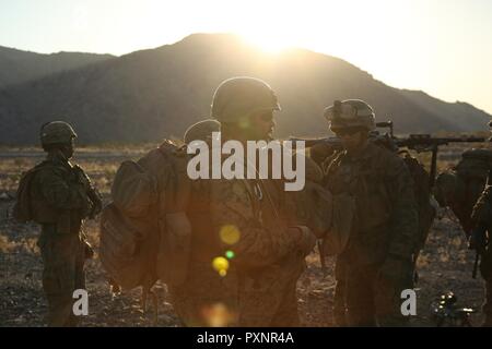 Marines mit Golf Company, 2.Bataillon, 25 Marines, 4 Marine Division, Marine Reserve, bereiten Palette 400 bei Sonnenaufgang während der integrierte Ausbildung Übung 4-17 bei Marine Air Ground Combat Center, Twentynine Palms, Kalifornien, 18. Juni 2017 zu beginnen. Bereich 400 ist ein groß angelegtes, live-Fire, die Marines von Golf Company bot die Gelegenheit, in das Bataillon und Geschwader zu Zug-große Einheiten. Stockfoto