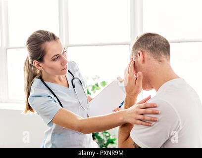 Männer mit Arzt in einem Kopf problem Stockfoto