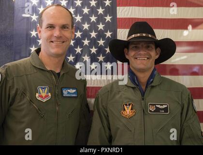 Stellvertretender Vorsitzender Buster Gibson der Shoshone-Paiute Stämme der Duck Valley Indian Reservation posiert für ein Foto mit Oberst Jefferson O'Donnell, 366 Fighter Wing Commander, 16. Juni 2017, am Mountain Home Air Force Base, Idaho. O'Donnell war der Pilot für Orientierung Flug Gibson's. Stockfoto