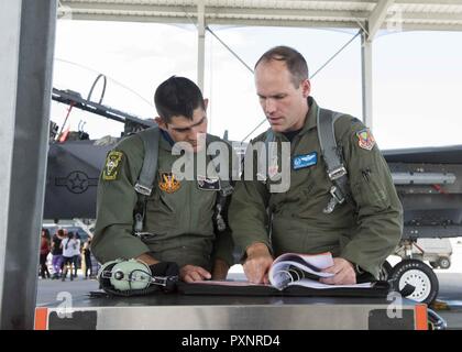 Oberst Jefferson O'Donnell, 366 Fighter Wing Commander, spricht mit Stellvertretender Vorsitzender Buster Gibson der Shoshone-Paiute Stämme der Duck Valley Indian Reservation vor seiner Orientierung Flug, 16. Juni 2017, am Mountain Home Air Force Base, Idaho. Während des Fluges werden Sie alle um den Luftraum flogen. Stockfoto